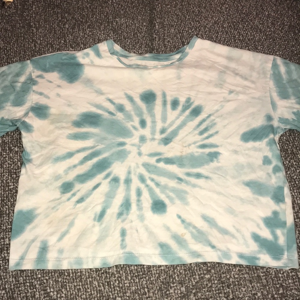⚠️SOLD⚠️tillys tie dye cropped tee